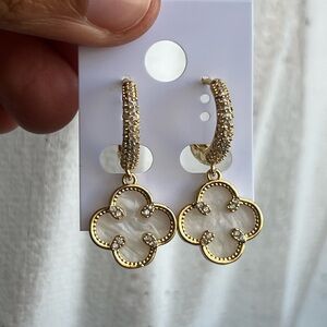 ⭐️-Gold and marble cream clover Earrings